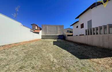 Imagem: O terreno possui 300m² de Área Privada e está localizado