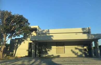 Imagem: A casa em condomínio possui 4 Dormitórios, 4 Suítes, 6 Banheiros