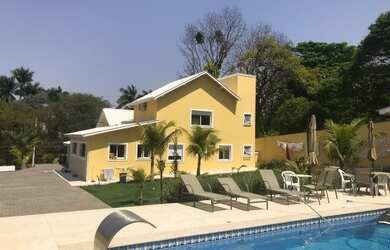 Imagem: A casa em condomínio possui 4 Dormitórios, 4 Suítes, 6 Banheiros