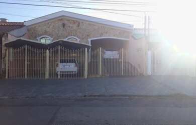 Imagem: A casa possui 3 Dormitórios, 1 Suíte, 2 Banheiros, 3 Vagas