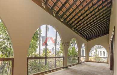 Imagem: A casa possui 5 Dormitórios, 1 Suíte, 6 Vagas na garagem