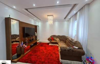 Imagem: A casa possui 4 Dormitórios, 2 Suítes, 5 Banheiros, 6 Vagas