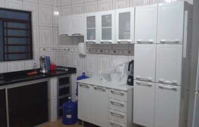 Imagem: A casa possui 3 Dormitórios, 1 Banheiro, 2 Vagas na garagem