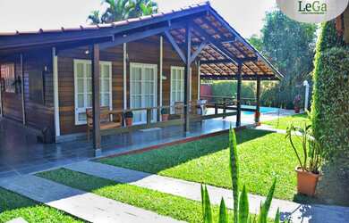 Imagem: A casa possui 3 Dormitórios, 1 Suíte, 1 Banheiro, 2 Vagas