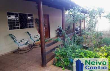 Imagem: A casa possui 4 Dormitórios, 1 Suíte, 3 Vagas na garagem e