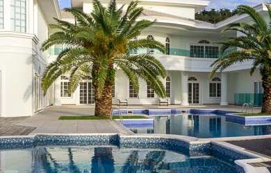 Imagem: A casa para temporada possui 4 Dormitórios, 4 Suítes, 1300m²