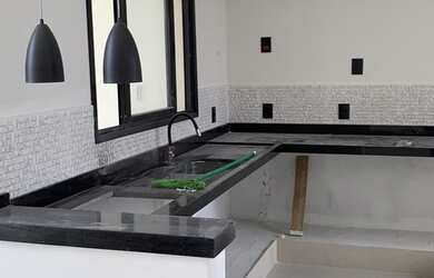 Imagem: A casa possui 3 Dormitórios, 1 Suíte, 1 Banheiro, 175m² de