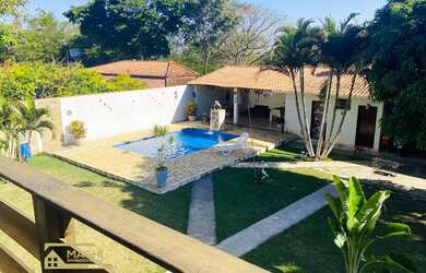 Imagem: A casa possui 4 Dormitórios, 1 Suíte, 2 Banheiros, 1.300m²