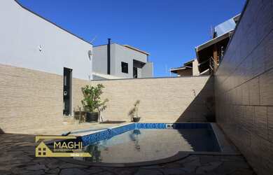 Imagem: A casa possui 3 Dormitórios, 1 Suíte, 2 Banheiros, 4 Vagas