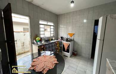 Imagem: A casa possui 3 Dormitórios, 1 Banheiro, 1 Vaga na garagem