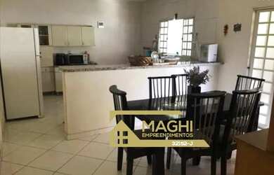 Imagem: A casa possui 2 Dormitórios, 1 Suíte, 2 Banheiros, 2 Vagas