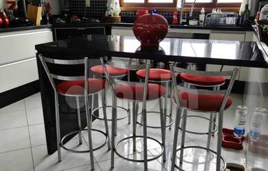 Imagem: A casa possui 3 Dormitórios, 3 Suítes, 4 Banheiros, 5 Vagas