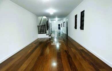 Imagem: A loja possui 3 Dormitórios, 1 Suíte, 4 Banheiros, 2 Vagas