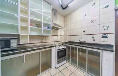 Imagem: A casa possui 3 Dormitórios, 1 Suíte, 4 Banheiros, 6 Vagas