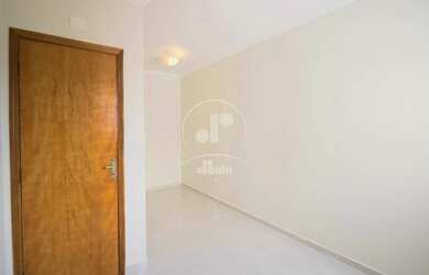 Imagem: O apartamento possui 2 Dormitórios, 1 Suíte, 2 Banheiros