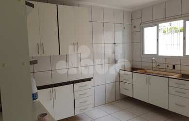 Imagem: A casa possui 3 Dormitórios, 1 Suíte, 3 Banheiros, 5 Vagas