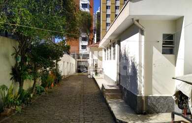 Imagem: A casa possui 2 Dormitórios, 2 Banheiros, 8 Vagas na garagem