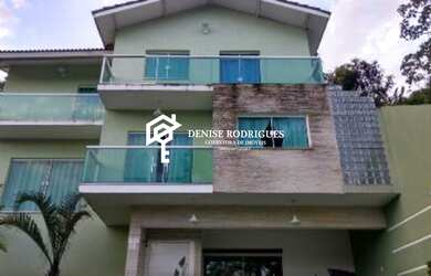 Imagem: A casa possui 4 Dormitórios, 3 Suítes, 6 Vagas na garagem