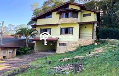 Imagem: A casa possui 3 Dormitórios, 1 Suíte, 4 Vagas na garagem