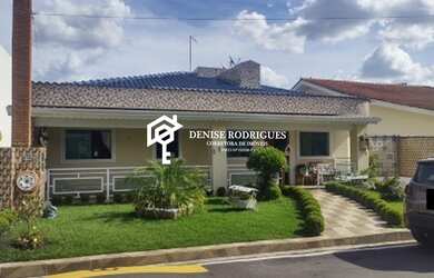 Imagem: A casa possui 3 Dormitórios, 1 Suíte, 4 Banheiros, 8 Vagas