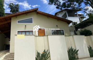 Imagem: A casa possui 3 Dormitórios, 2 Suítes, 3 Vagas na garagem