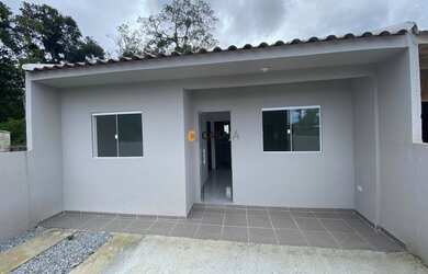 Imagem: A casa possui 2 Dormitórios, 1 Banheiro, 2 Vagas na garagem