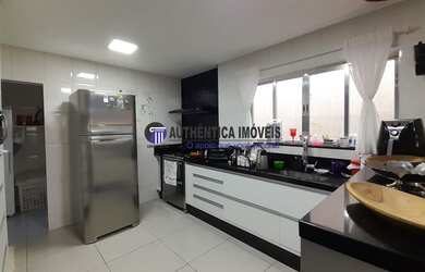 Imagem: A casa possui 4 Dormitórios, 1 Suíte, 4 Banheiros, 4 Vagas