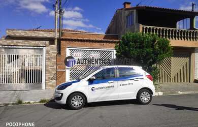 Imagem: A casa possui 3 Dormitórios, 2 Banheiros, 3 Vagas na garagem