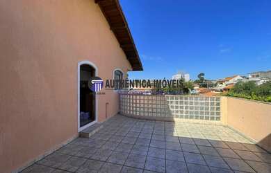 Imagem: A casa possui 4 Dormitórios, 2 Suítes, 6 Banheiros, 3 Vagas