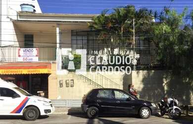 Imagem: A casa possui 5 Dormitórios, 1 Suíte, 2 Banheiros, 743m²