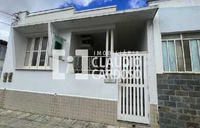 Imagem: A casa possui 4 Dormitórios, 1 Suíte, 4 Banheiros e 200m²