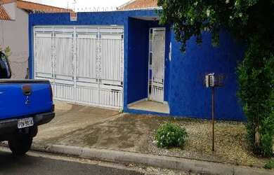 Imagem: A casa possui 2 Dormitórios, 1 Suíte, 3 Banheiros, 4 Vagas