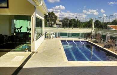 Imagem: A casa em condomínio possui 4 Dormitórios, 4 Suítes, 6 Banheiros