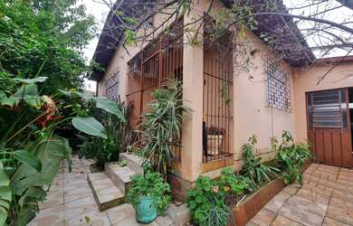 Imagem: A casa possui 2 Dormitórios, 2 Banheiros, 5 Vagas na garagem