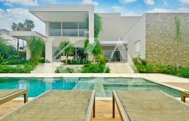 Imagem: A casa em condomínio possui 5 Dormitórios, 5 Suítes, 7 Banheiros