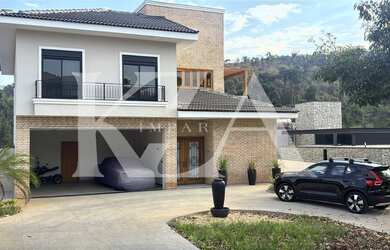 Imagem: A casa em condomínio possui 5 Dormitórios, 5 Suítes, 8 Banheiros