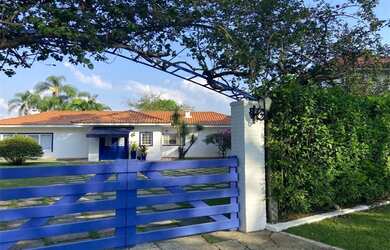 Imagem: A casa em condomínio possui 4 Dormitórios, 3 Suítes, 7 Banheiros