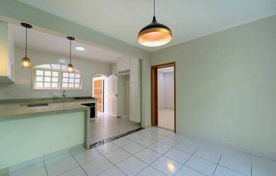 Imagem: A casa possui 3 Dormitórios, 1 Suíte, 4 Banheiros, 6 Vagas