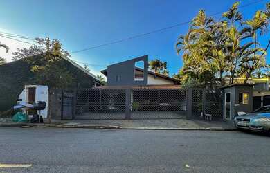 Imagem: A casa possui 4 Dormitórios, 2 Suítes, 5 Banheiros, 5 Vagas