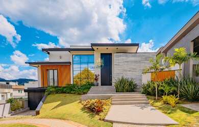 Imagem: A casa em condomínio possui 4 Dormitórios, 4 Suítes, 6 Banheiros