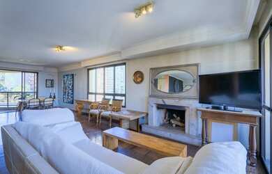 Imagem: O apartamento possui 3 Dormitórios, 3 Suítes, 5 Banheiros