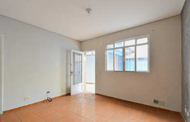 Imagem: A casa possui 3 Dormitórios, 1 Banheiro, 4 Vagas na garagem