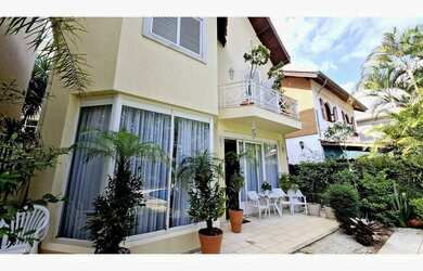 Imagem: A casa possui 4 Dormitórios, 4 Suítes, 7 Banheiros, 3 Vagas