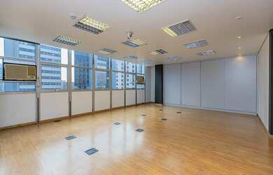 Imagem: A sala comercial possui 3 Banheiros e 176m² de Área Privada
