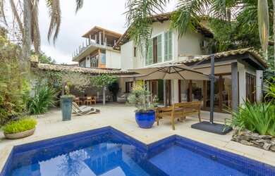 Imagem: A casa em condomínio possui 5 Dormitórios, 4 Suítes, 5 Banheiros