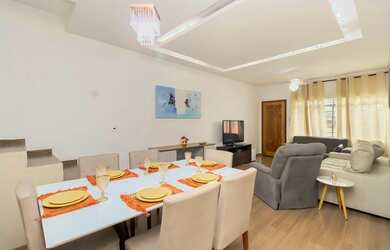 Imagem: A casa possui 5 Dormitórios, 1 Suíte, 4 Banheiros, 2 Vagas