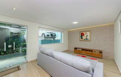 Imagem: A casa possui 3 Dormitórios, 2 Suítes, 4 Banheiros, 4 Vagas