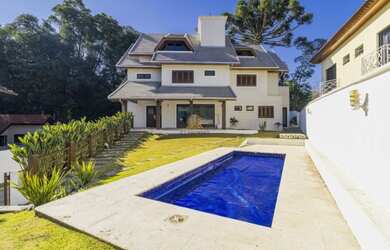 Imagem: A casa em condomínio possui 4 Dormitórios, 4 Suítes, 6 Banheiros