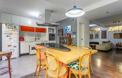 Imagem: A casa possui 3 Dormitórios, 1 Suíte, 6 Banheiros, 2 Vagas