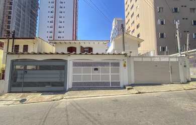 Imagem: A casa possui 4 Dormitórios, 2 Suítes, 4 Banheiros, 2 Vagas